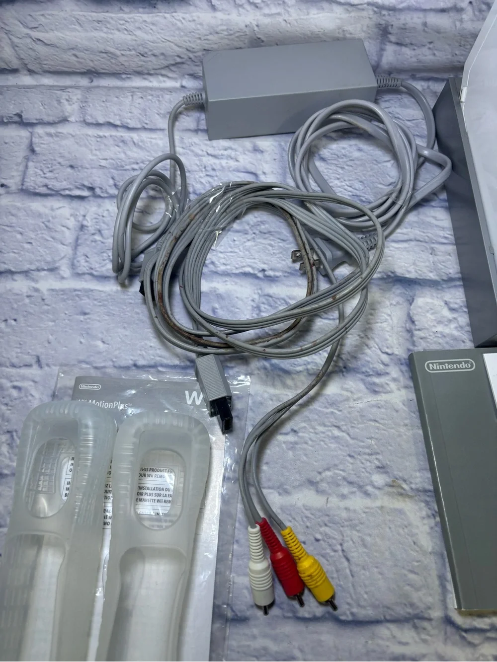 Nintendo Wii Bundle (RVL-001) White 2 Controllers & 3 Nunchucks & 2 Sensors Read